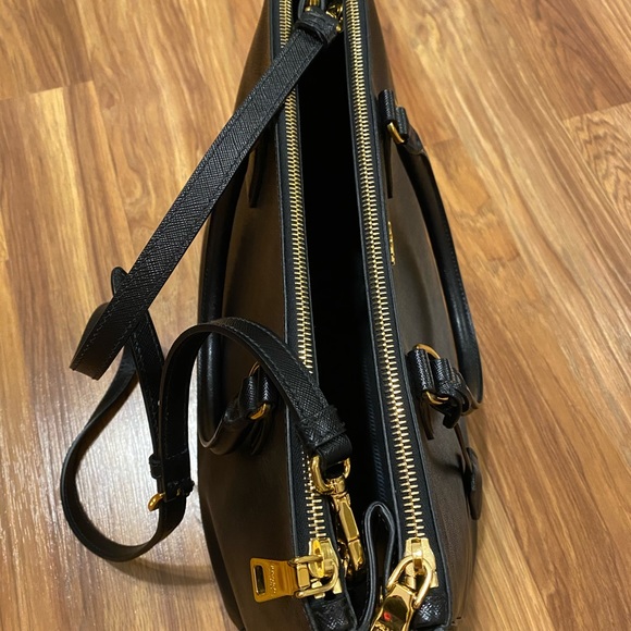 Black Saffiano Prada - medium size - Picture 4 of 12